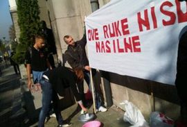 Protest Gej strejt alijanse ispred Vlade Srbije zbog pretučene djevojke