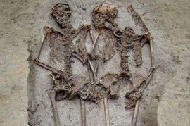 Pronađeni skeleti žene i muškarca koji se drže za ruke (Foto)