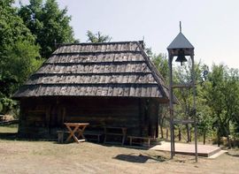 Narod spasava  crkvicu brvnaru