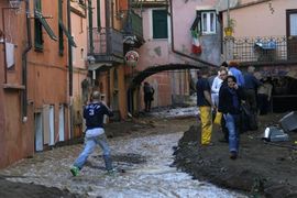 Bujica nosi pred sobom: Devet ljudi poginulo, osmoro nestalo (Video)