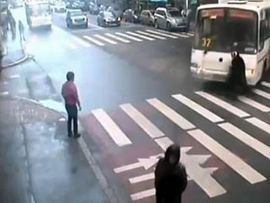Stravično: Autobus na pješačkom prelazu pregazio dvije žene (Video)