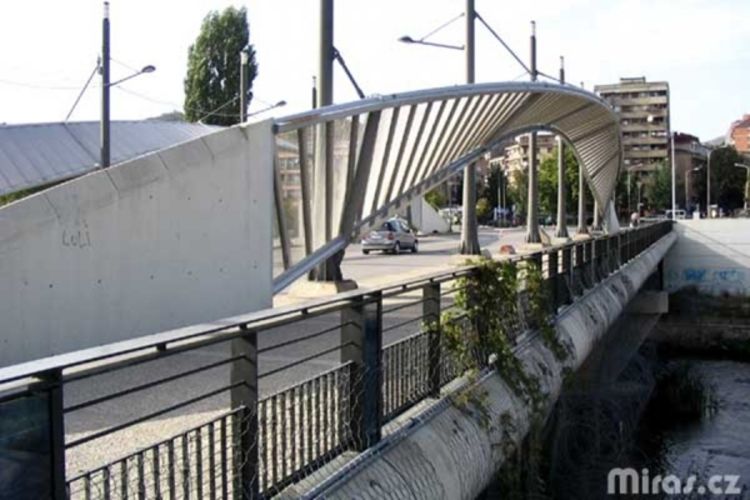Izbetonirana barikada na mostu koji dijeli sjeverni i južni dio Mitrovice