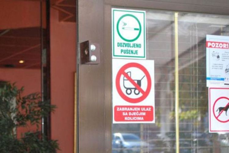 Zabranio majkama da s kolicima ulaze u kafić
