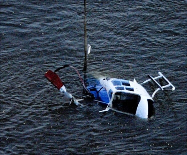 Helikopter se srušio u Ist river u Njujorku (Video)