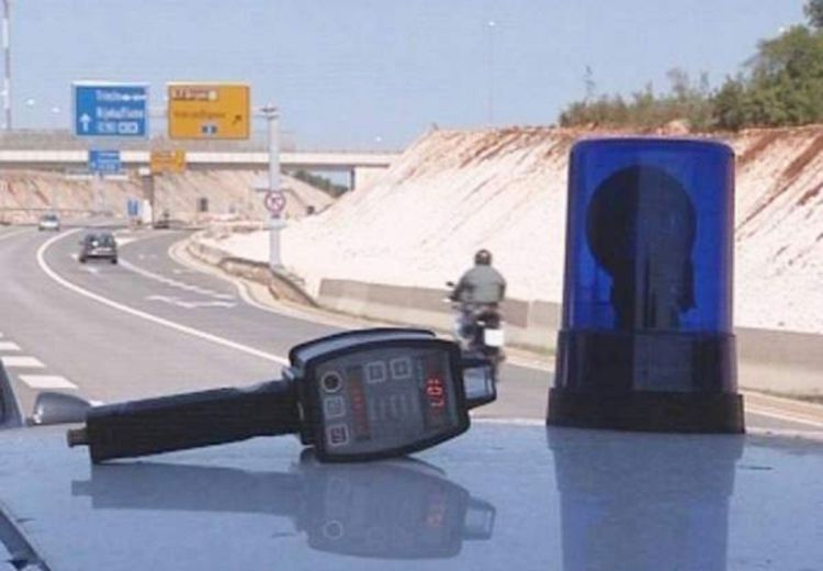 Vozeći bez dozvole jurio 160 km/h