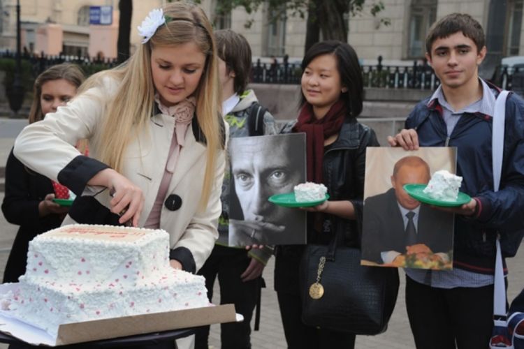 Kolač, bojanka i pjesmica Putinu za rođendan