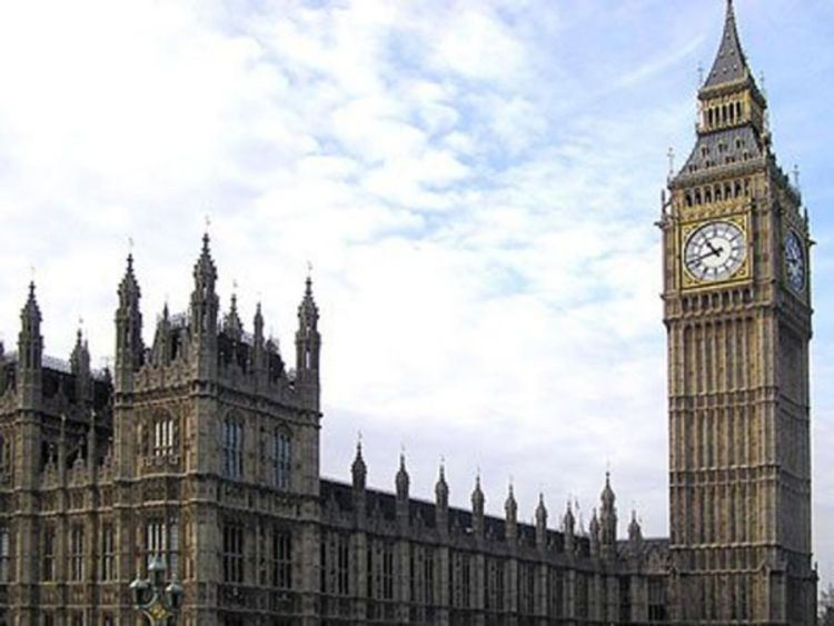 Nagnuo se Big Ben