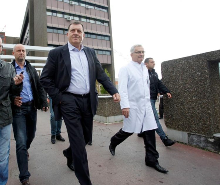 Dodik pacijent bez prohtjeva, šalio se i slušao doktore (Foto)