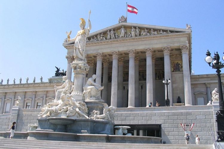 Radnici na crno u kantini parlamenta