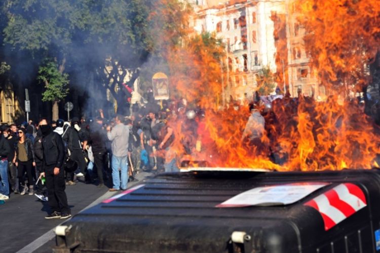 Demonstranti u Rimu razbijali izloge, palili vozila i zastave (Foto)