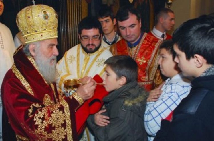 Vlasti Jagodine natjerale djecu da izađu na ulicu i mašu patrijarhu (Foto)