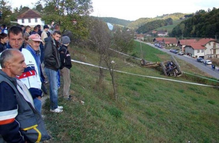Nesreća u Varoškoj Rijeci: Mladić izgubio život pod prevrnutim traktorom