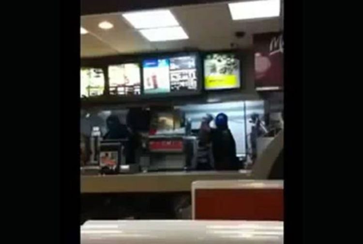 Radnik McDonaldsa metalnom šipkom premlatio djevojke (Video)