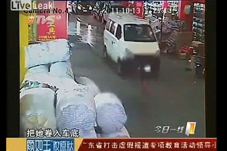 Stravično: Kombi i kamion pregazili djevojčicu, prolaznici sve ignorisali (Video)