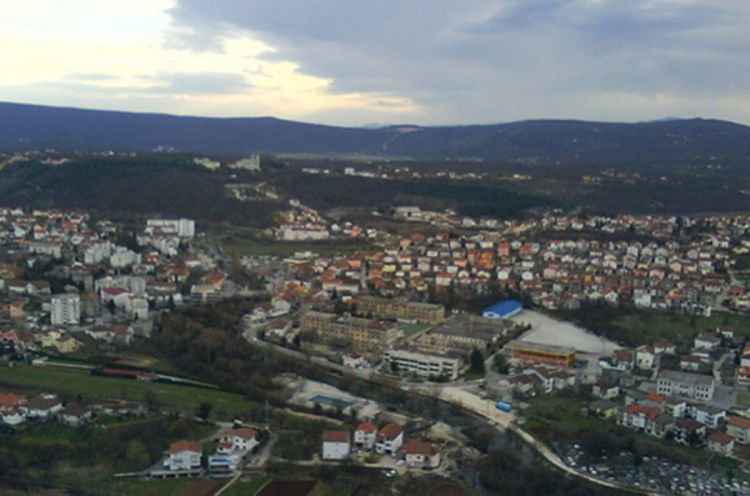Dojave o bombama u tri škole