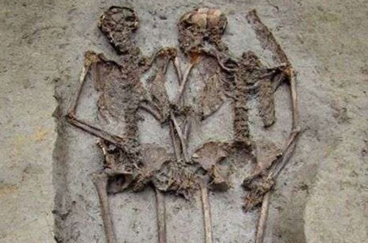 Pronađeni skeleti žene i muškarca koji se drže za ruke (Foto)