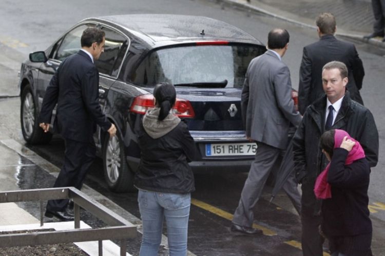 Francuska predsjednička porodica u porodilištu