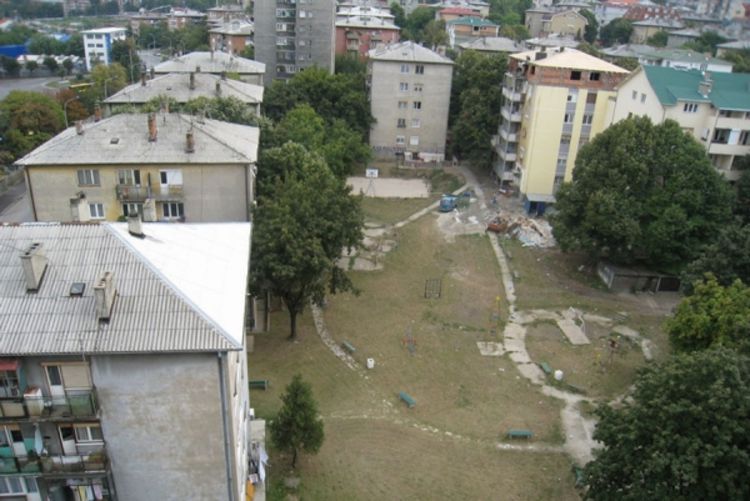 Četvoro ranjenih u pljački banke na Karaburmi