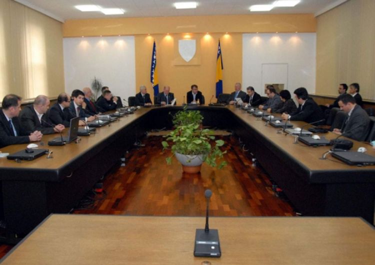 Duplaju institucije umjesto da štede