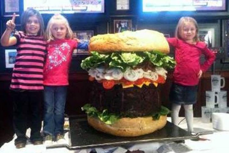 Poslužen hamburger težak 153 kilograma