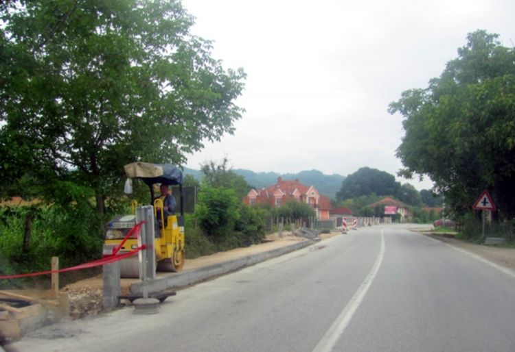 Asfaltiran put u Bežlji