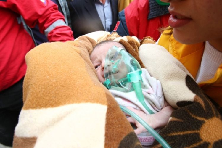 Spaseno novorođenče, 48 sati poslije zemljotresa (Foto)
