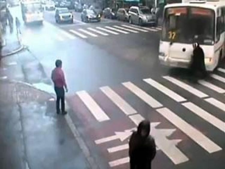 Stravično: Autobus na pješačkom prelazu pregazio dvije žene (Video)