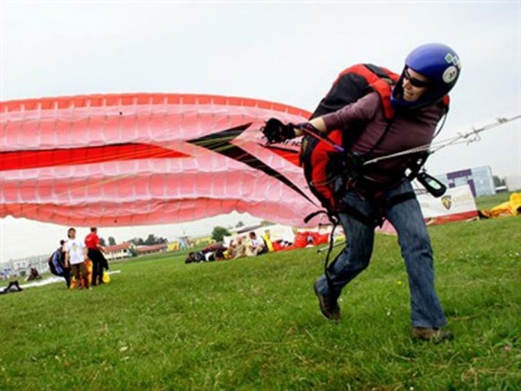 Izvučen povrijeđeni paraglajderista iz minskog polja, u toku je spašavanje još trojice