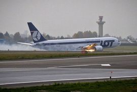 Avion sletio bez točkova (Video)