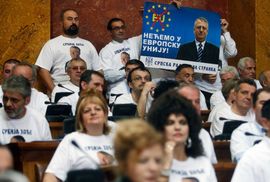 Radikali u majicama sa likom Šešelja dočekali Buzeka