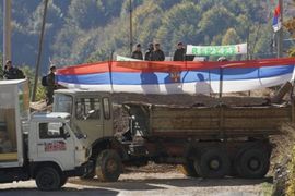 Kfor uklanja barikadu kod Brnjaka, Srbi postavljaju novu