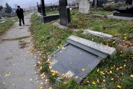 Groblja ponovo oskrnavljena u Kosovskoj Mitrovici (Foto)