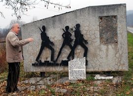 Oskrnavili spomen-ploču borcima Drugog svjetskog rata