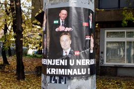 Na plakatima optužuju vodeće političare