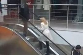 Dramatičan susret plavuše iz BiH i pokretnih stepenica (Video)