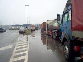 Nehigijenski uslovi na carinskim terminalima: Nuždu obavljaju pored ...