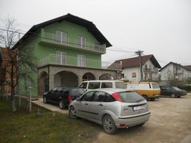 Izbo konobaricu i goste