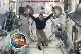 Astronaut igra bejzbol - sam sa sobom (Video)