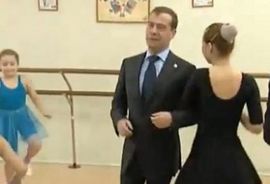 Medvedev zaprijetio NATO-u pa pobjegao od djevojčice (Video)