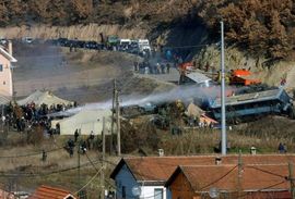 Kfor baca suzavac i šok-bombe: Povrijeđene desetine Srba (Foto)