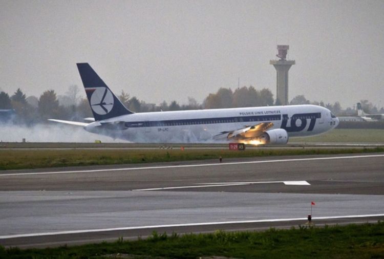 Avion sletio bez točkova (Video)