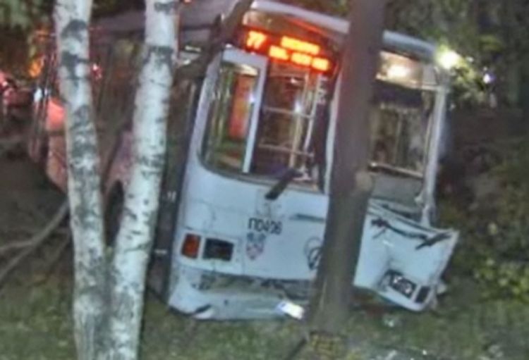 Autobus uletio u park, poginuli mladić i djevojka