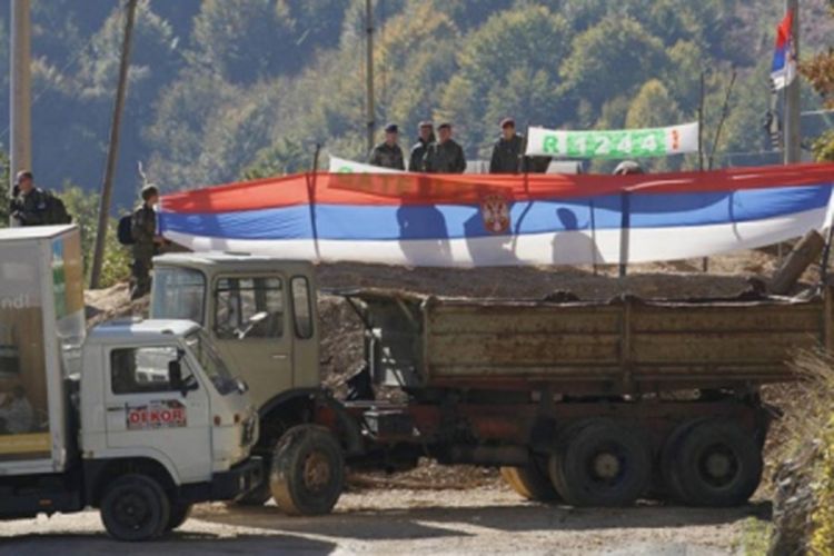 Kfor uklanja barikadu kod Brnjaka, Srbi postavljaju novu