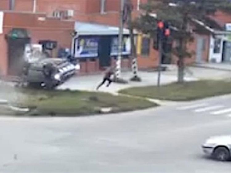 Za dlaku izbjegla leteći mercedes ML (Video)