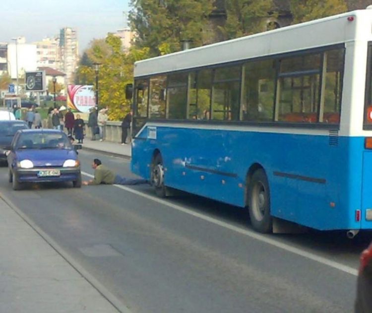 Banjaluka: Iznerviran presudom legao pred autobus