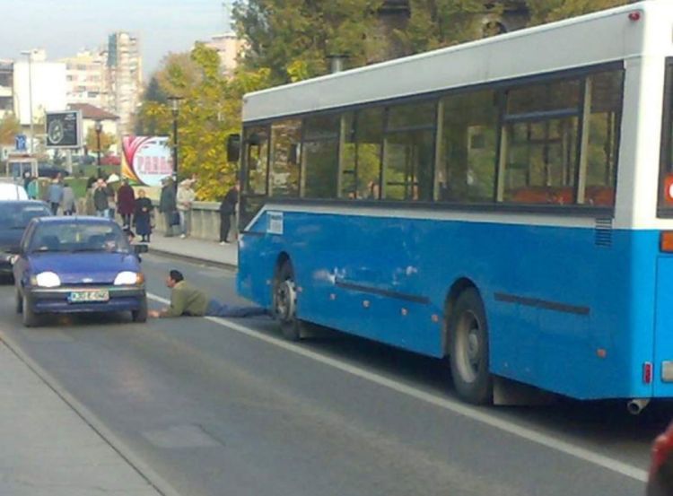 Incident u Banjaluci: Ljut zbog presude legao pred autobus