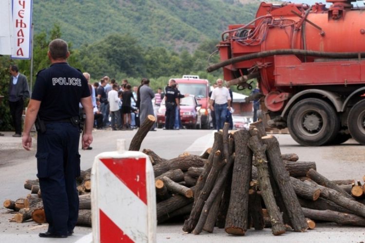 Barikade ostaju, jer su jedino sredstvo odbrane Srba