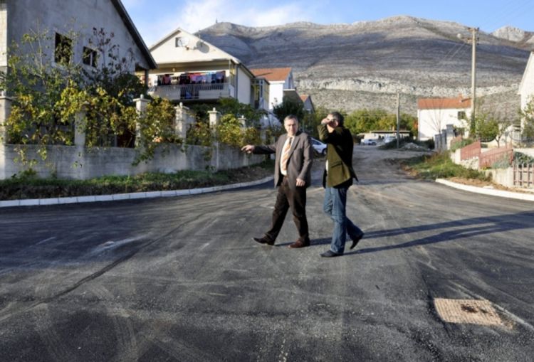 Asfaltirana ulica u Vinogradima