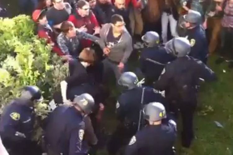 Pogledajte kako američka policija pendrecima tuče studente (Foto, Video)