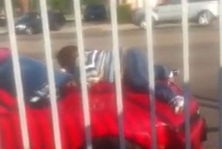 Isus je usred bijela dana "uzeo" na haubi automobila (Video)